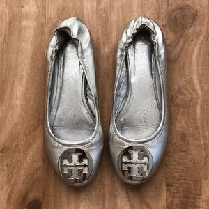 TORY BURCH ‘Minnie’ Flats. Silver. Size 6.